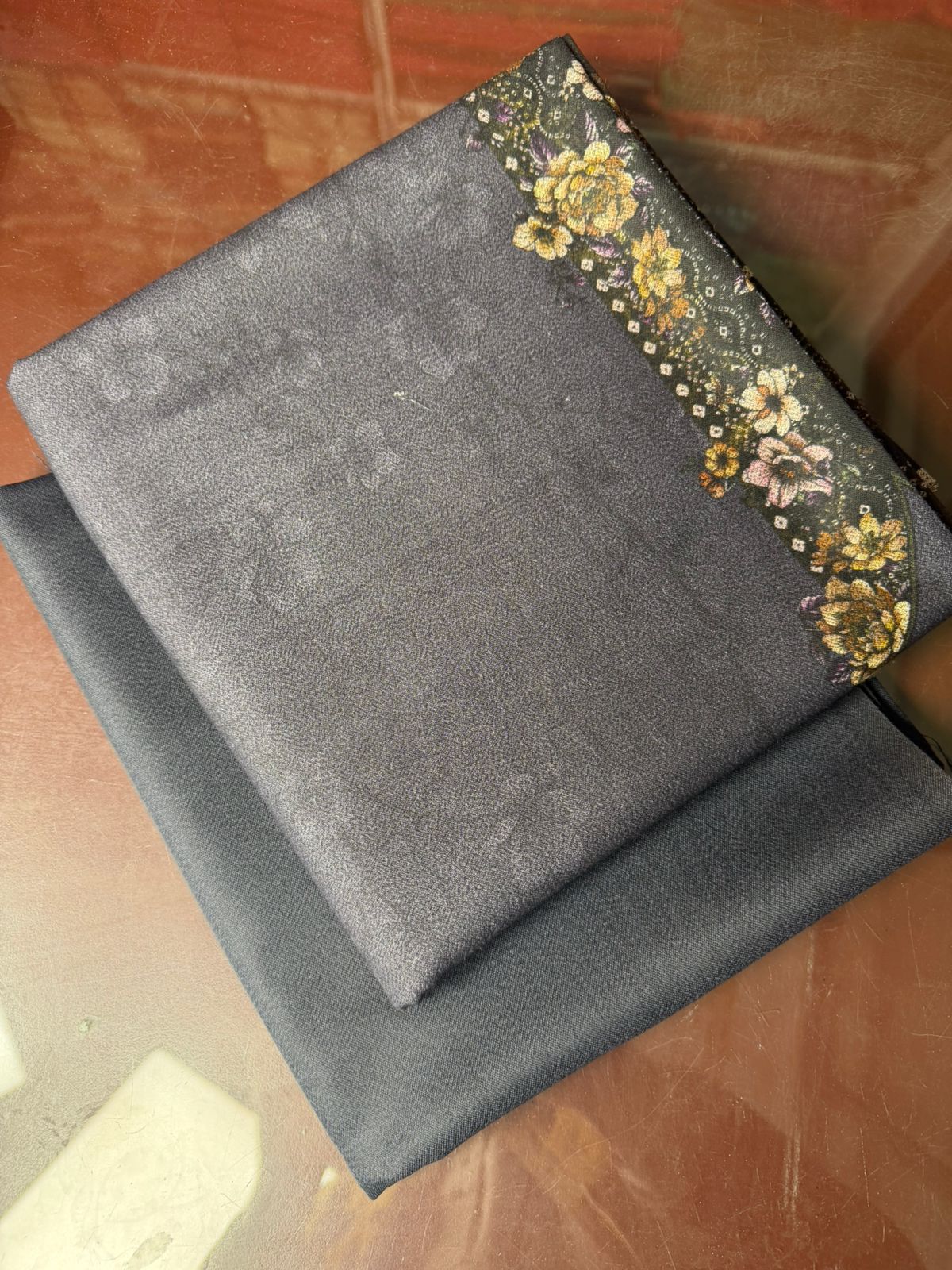 Dhanak Decorative black fabric with floral patterns on a red surface 2p suit - pc-7114